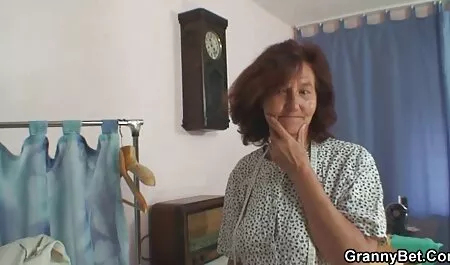 Pedazo de mujeres de pelo blanco, chico encadenado gordas penetradas por el ano