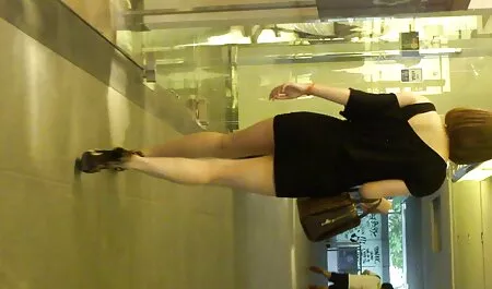 Coed acariciando, en la piscina en lugar de ver mujeres gordas desnudas clase