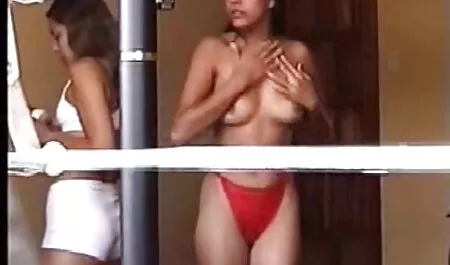 Alambre estiró las piernas delante de tornillos gruesos en el sofá videos caseros con gorditas
