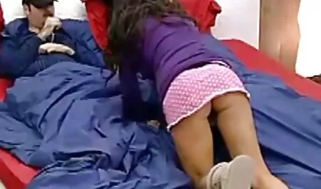 Una chica desnuda en un casco montado gordita xxxx en una monja en la ciudad