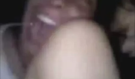 Ella en cuclillas y gorditas porn chupando polla