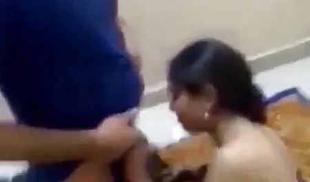 Una chica desnuda caminando por la transitada carretera y comunicándose con ver videos pornos de gordas la gente