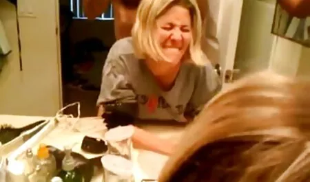 Atar a una chica bonita y empezar a xxx de gordas blancas acariciar agujero