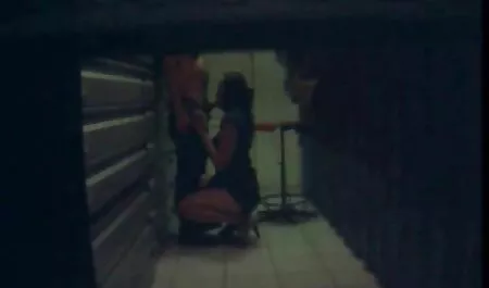 Chica, rosa, y muestra gordas mega culonas sus pies para trabajar