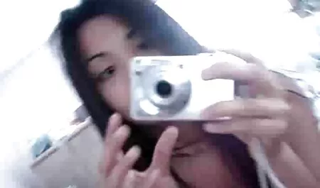 Jugosa muñeca muestra trasero y en el culo después de chupar en gordas viejas follando